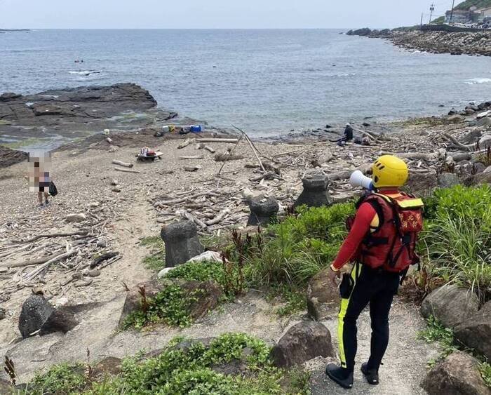 51歲簡姓男子與高姓友人前往新北市貢寮區龍洞街附近海域潛水，疑體力不支溺水，新北市消防局隊員將簡救起時已無心跳呼吸，送醫不治。（記者林嘉東翻攝）圖片