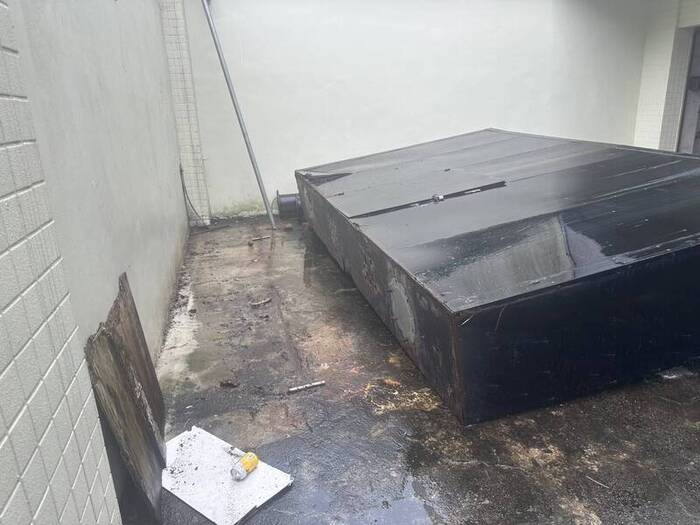 花蓮市中正體育館地下停車場出入口昨（12）日下午發生一起奪命工安意外，工人遭燈箱砸死。（民眾提供）圖片