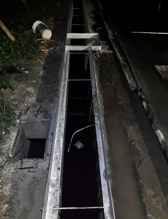 工地深夜事故，泰山保全頭下腳上掉入排 水溝慘死。（圖／翻攝畫面）圖片