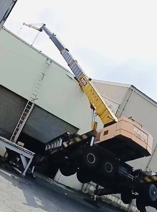 嘉義縣驚傳重大工安意外，吊車司機操作時車尾翹起來受困傷重不治。（擷取自鄭榮貴臉書）圖片