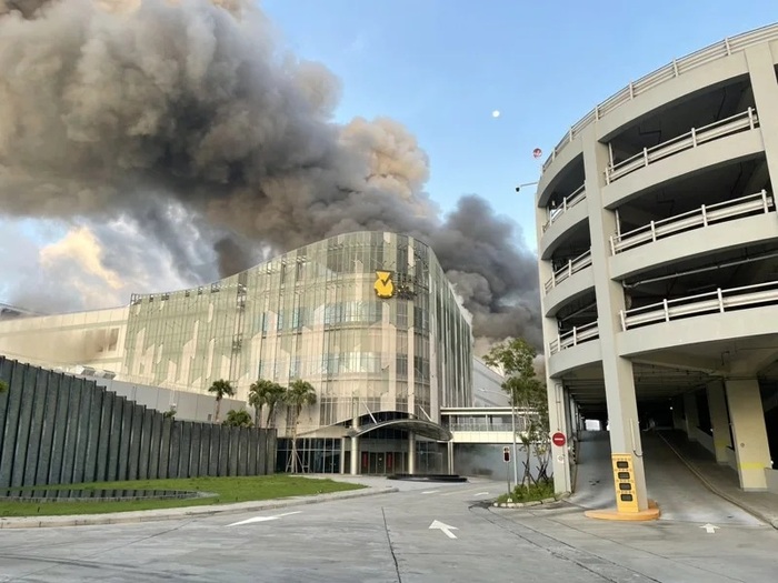 三元能源科技公司今晨爆炸起火，造成12名員工及4名警消受傷送醫，現場濃煙密布。記者徐白櫻／翻攝圖片
