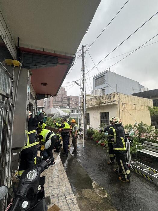 今（1）日下午，一名台電工程人員疑似在新北市鶯歌區中正一路65巷內進行電桿維修作業時，發生觸電事故，命危搶救中。(警方提供)圖片