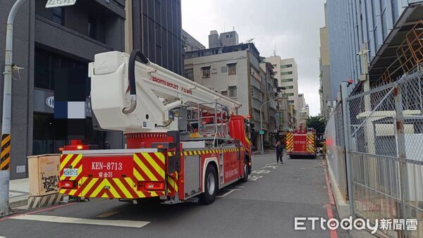 新興區一棟興建中的大樓工地，一名工人在拆除鷹架時，不慎從17樓跌落至6樓露臺。（圖／記者吳世龍翻攝）圖片