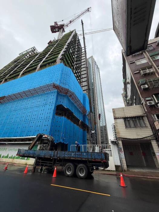 台北市中正區南昌路2段工地2名工人遭雷擊。（記者劉慶侯翻攝）v圖片