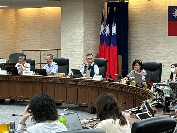台北市副市長張溫德（後左3）25日指示勞檢處研擬加強檢查頻率。中央社記者陳昱婷攝 114年6月25日圖片