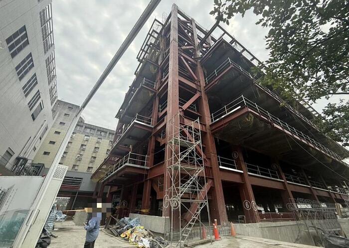 工人從工地5樓墜落傷重不治。（圖／翻攝畫面）圖片