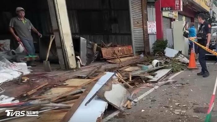 台中市1名工人摔落鷹架，無生命跡象送醫搶救中。（圖／TVBS）圖片
