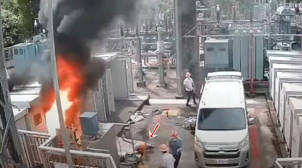 蘭陽發電廠天埤機組開關場高壓電火花瞬間引爆，遭電弧灼傷的鄔姓廠長倒地（箭頭所指）。（圖／擷取自《記者爆料網》）圖片
