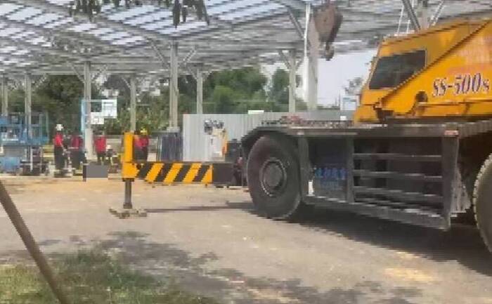 蘭潭國中風雨球場今上午發生施工意外。（民眾提供）圖片
