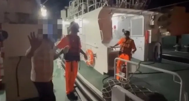 海巡署昨晚接獲通報，一艘漁船船長在作業時發生工安意外，立刻出動巡防艇前往救援。 圖：海巡隊提供圖片