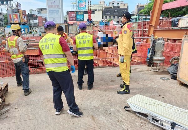 桃園市八德區介壽路上捷運工程今天上午發生工安意外，消防人員到場搶救。（圖／桃園市消防局提供）圖片