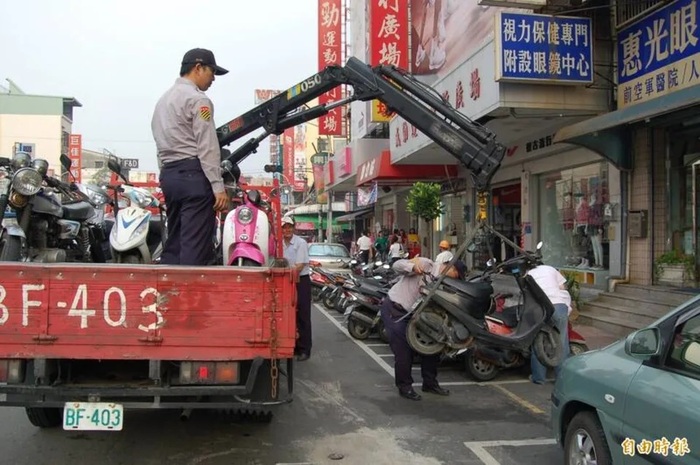 操作起重機吊臂時應注意安全。示意照，與本新聞事件無關。(記者李立法攝)圖片
