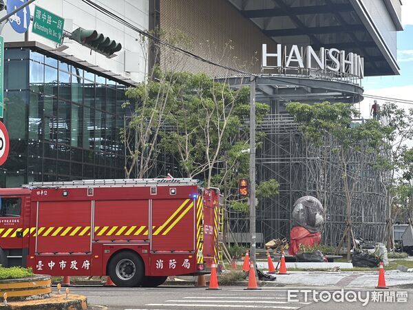 台中漢神洲際工地今日下午傳出2名工人受困電梯。（圖／記者許權毅攝）圖片