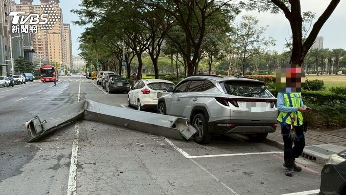 高雄富邦凹子底建案又發生意外，天降鋼筋砸毀車輛。（圖／TVBS）圖片