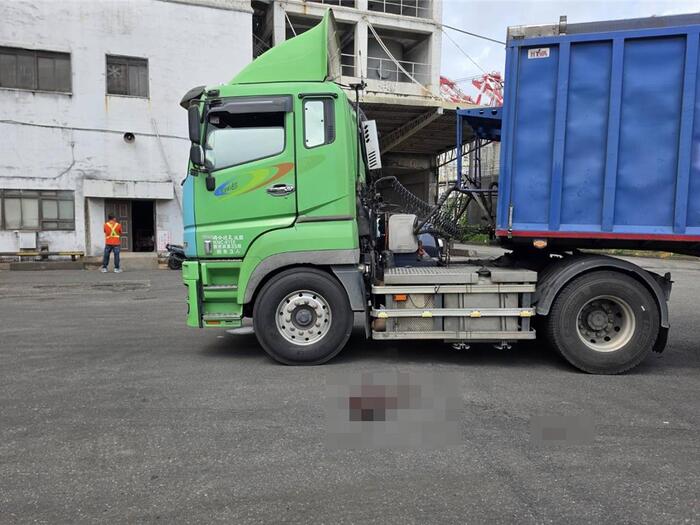 1名在港區進行打掃工作的女員工遭聯結車輾傷送醫。（翻攝照片／洪靖宜高雄傳真）圖片