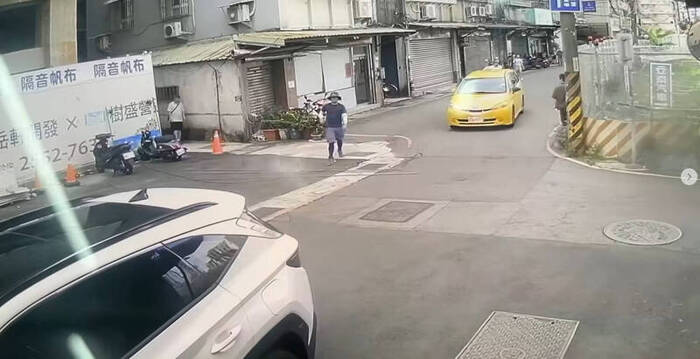 新店區一名女子上月27日上午步行行經二十張路111號一處建築工地下方時，高空竟接連墜落6支長約3公尺的重型鋼筋，當中第一支鋼筋落點距離他身前不到1公尺。（記者鄭景議翻攝）圖片