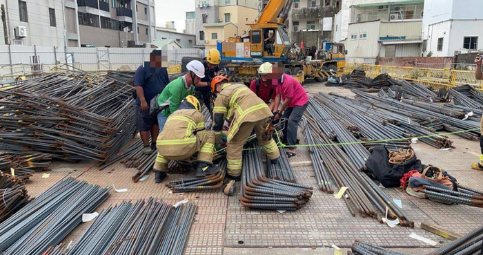 台南善化一處住宅工地發生工人墜落到地下層，深約12米，受傷工人被吊掛到地面後交救護車送醫。（圖／民眾提供）圖片