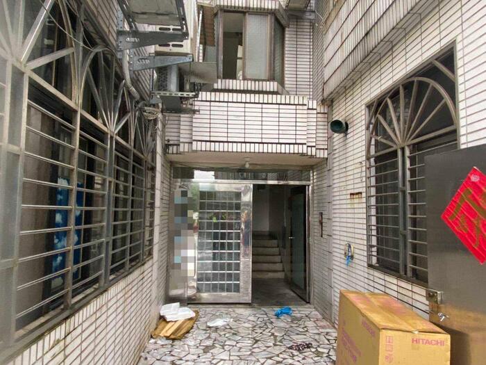 林口一名71歲冷氣安裝工人在2樓作業時不慎墜落，雖緊急送醫搶救，仍宣告不治。(警方提供)圖片