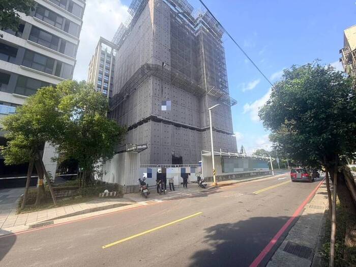 黃姓工人從10樓墜落，頭部重創送醫，新北市勞檢處派員查處，了解業主有無違失。（記者吳仁捷翻攝）圖片