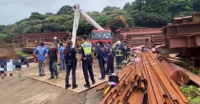 一名25歲沈姓吊車助理在工地進行鋼樑固定作業時，突然遭3條重達1.7噸的鋼樑砸中。（圖／東森新聞）圖片