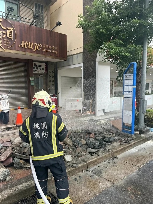 桃市桃園區中正路進行人行道改善工程時，意外挖斷瓦斯管線，消防局第一救災救護大隊埔子分隊到場灑水降溫，詎料，瓦斯公司搶修人員到場勘查時，意外發生氣爆，梁姓工人當場遭火焰燒燙傷送醫。記者陳恩惠／翻攝圖片