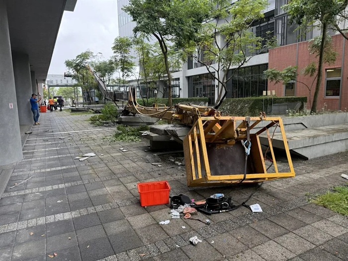 吊車傾倒導致吊籃從35公尺高的地方墜落地面。（圖／翻攝畫面）圖片