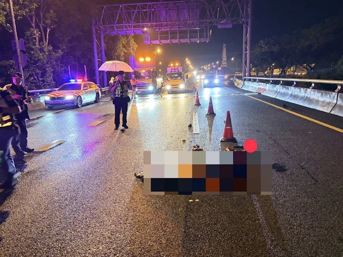張男不明原因從工作車的後車斗跌落到車道上，隨即遭到後方來車輾斃。翻攝畫面圖片