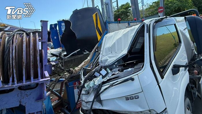 吊車失控翻覆，吊臂砸爆灑水車車頭。（圖／TVBS）圖片