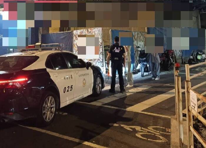 北市內湖一處工地今傍晚發生工安意外，吳姓工人進行大樓清理作業，攀爬A字鋁梯時不慎跌落，造成多處疼痛，幸無生命危險，由救護車送往醫院治療。(記者陸運鋒翻攝)圖片