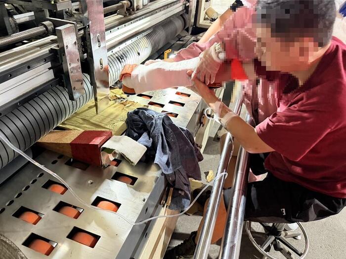 台南市新營區一家工廠3日晚間6點多發生工安意外，1名男員工右手掌捲入切紙機滾輪內被夾扁，警消與醫院急診跨單位合作，再最快時間協助脫困送醫。（讀者提供／程炳璋台南傳真）圖片