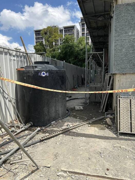 新北市鶯歌區鳳鳴路1處工地，今天上午鋼條突然從高處掉落，砸中1名林姓工人，造成頭部穿刺傷。（記者黃政嘉翻攝）圖片