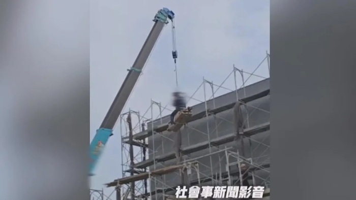把板模當馬騎！工人無裝備跨坐吊掛板模升4樓高。（圖／翻攝社會事新聞影音）圖片