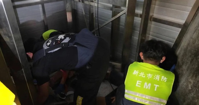 新北市石碇施工臨時電梯墜落，救護人員將電梯裡2名工人送醫。（圖／警方提供）圖片