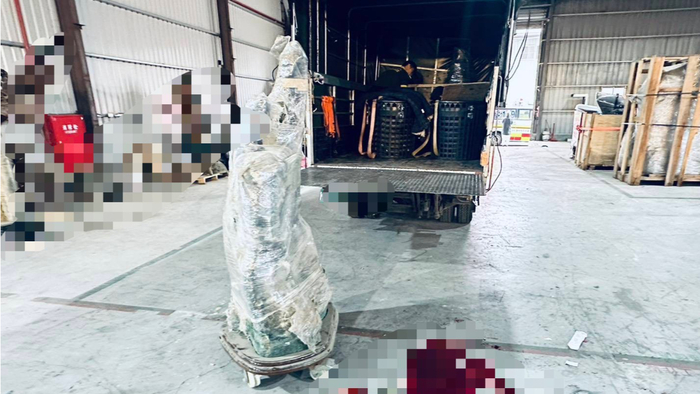 200公斤的藝術品水晶洞，搬運過程突倒下，砸死一名19歲搬家工人，現場血跡斑斑。讀者提供圖片