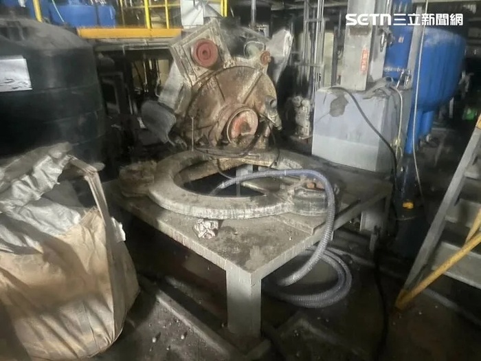 彰化縣線西鄉某工廠發生工安意外，周男倒臥作業區脫水機具旁，送醫途中斷魂。（圖／翻攝畫面）圖片