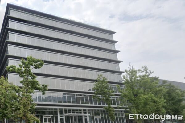 內湖一處科技大樓的工人施工時不慎遭機器夾斷指，送醫救治中。（圖／記者黃彥傑翻攝）圖片