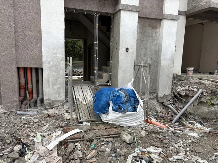 新北市新店區今天下午傳出工安意外，黃姓工人疑似不慎失足從工地4樓跌落至1樓，導致右手臂開放性骨折，緊急送醫暫無生命危險。記者王長鼎／翻攝圖片