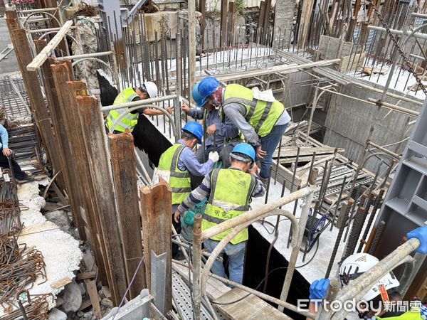 苗栗縣三義鄉一間化工廠新建廠房工地6名工人甲苯中毒，所幸協助脫困後無大礙，2人送醫檢查中。（圖／記者楊永盛翻攝）圖片