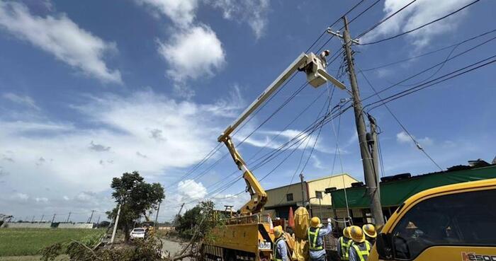 嘉義義竹颱風後搶修現場，驚傳台電員工命危。(圖／台電嘉義區處提供)圖片