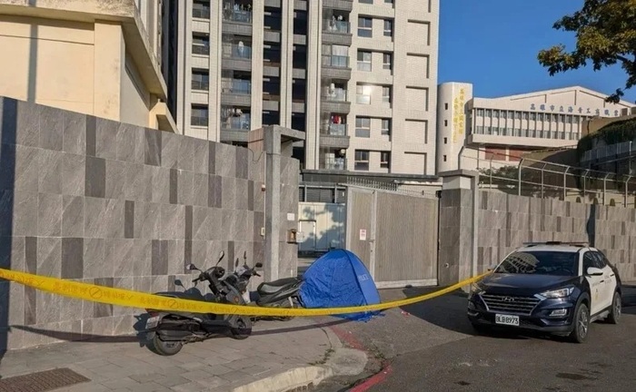 高雄左營二次變電所發生電動鐵門意外夾死資深員工意外，現場已拉起封鎖線。記者林保光／翻攝圖片