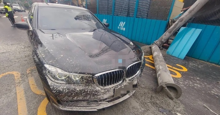 羅男轎車被特密管砸中。（圖／翻攝畫面）圖片