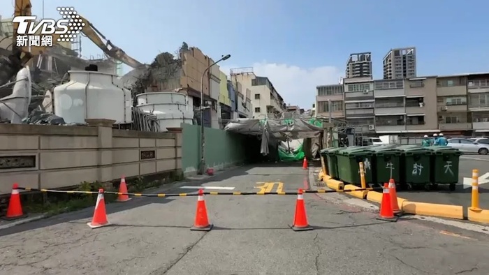 高雄三民區大樓拆除工程，疑外部飾板過重，壓垮整座鷹架，工務局開罰9萬並勒令停工。（圖／TVBS）圖片