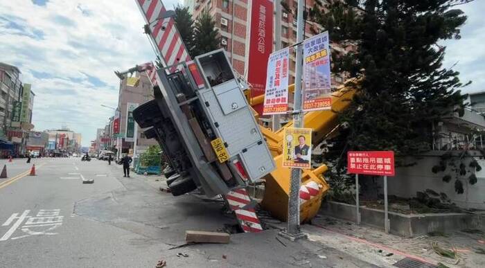 彰化市區傳出大型吊車翻覆的工安意外。（民眾提供）圖片