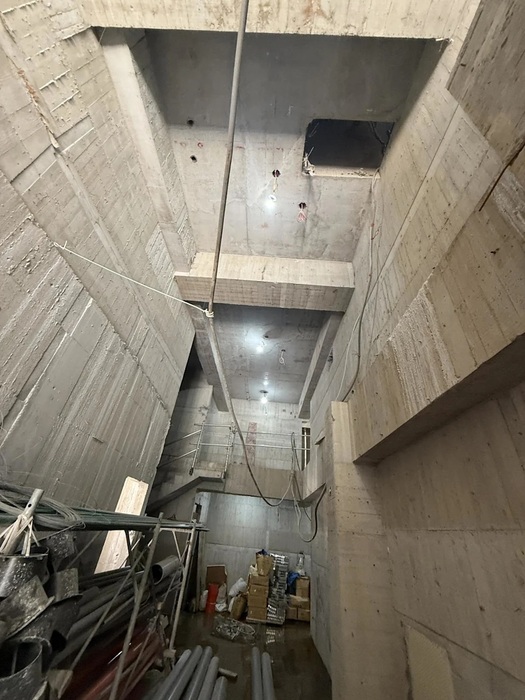 新北市中和區景平路一處工地大樓今（25）日上午發生工安意外，一名22歲越南籍范姓工人從10樓墜落，所幸被電纜線纏住未墜地。（圖警方提供）圖片
