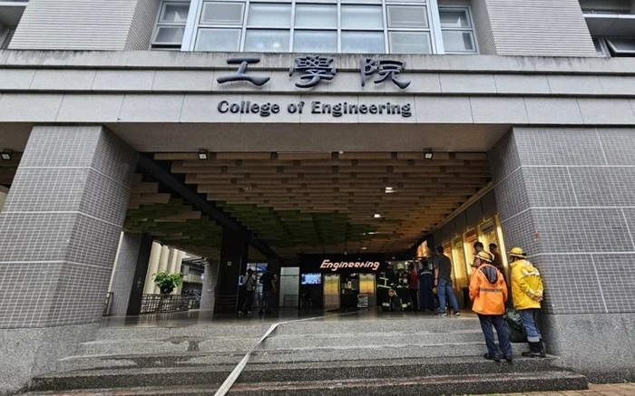國立宜蘭大學工學院實驗室傳出火警，烘箱悶燒，溫度失控飆高冒出濃煙。圖／民眾提供圖片